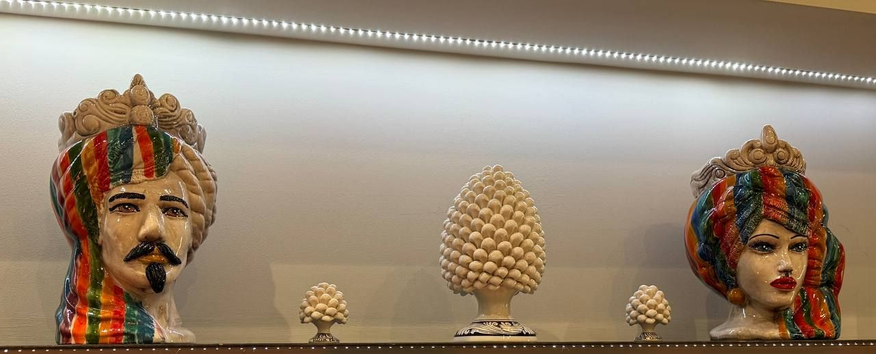 PIGNE E STETE  DI  MORO  IN CERAMICA  ,  ARTISTI , PASSARELLO  E SCAGLIA