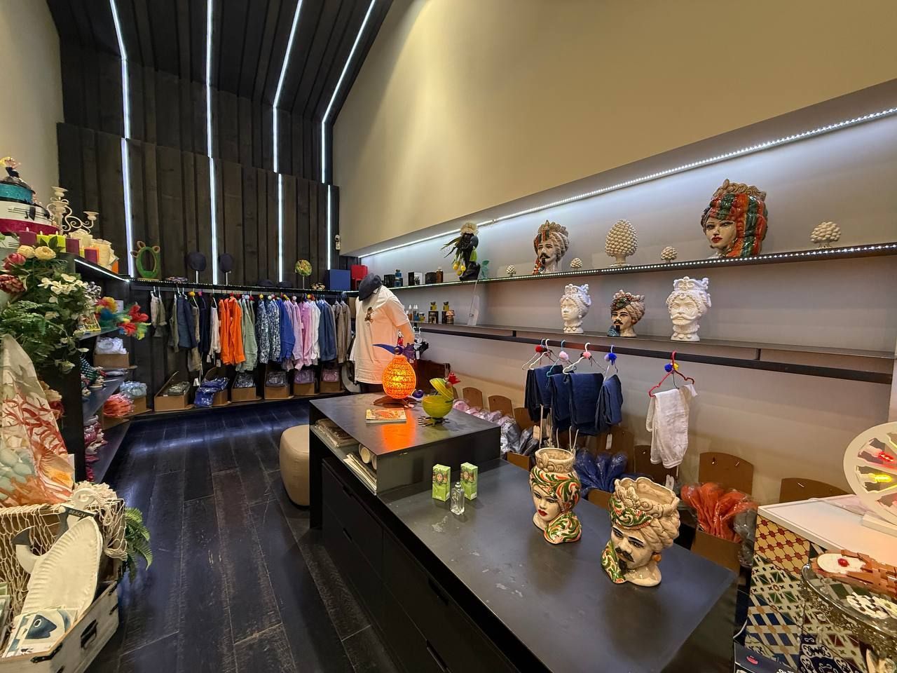  TESTE DI  MORO DI  CERAMICA  SU  UN TAVOLO   ASSIEME ALLA  LAMPADA  IN VETRO  BOROWSKI