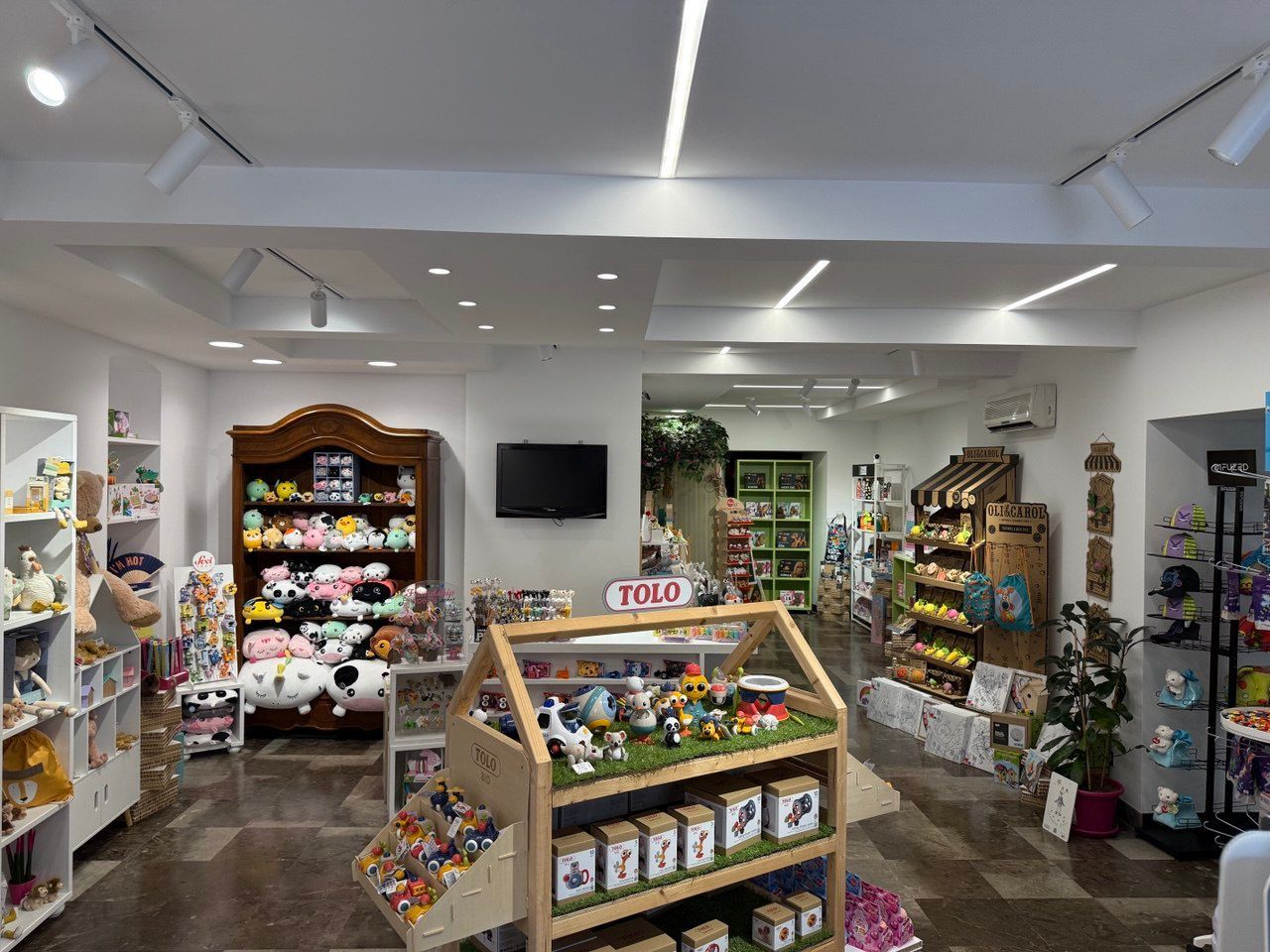 Un vaso bianco con il volto di una donna sopra