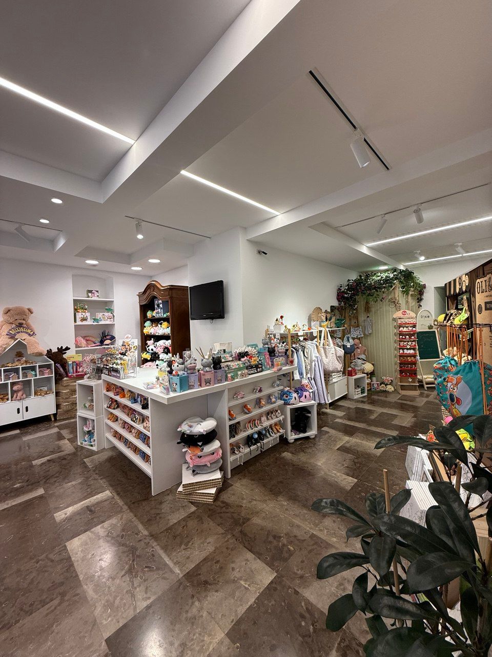 Un vaso a forma di testa d'uomo con fiori al suo interno