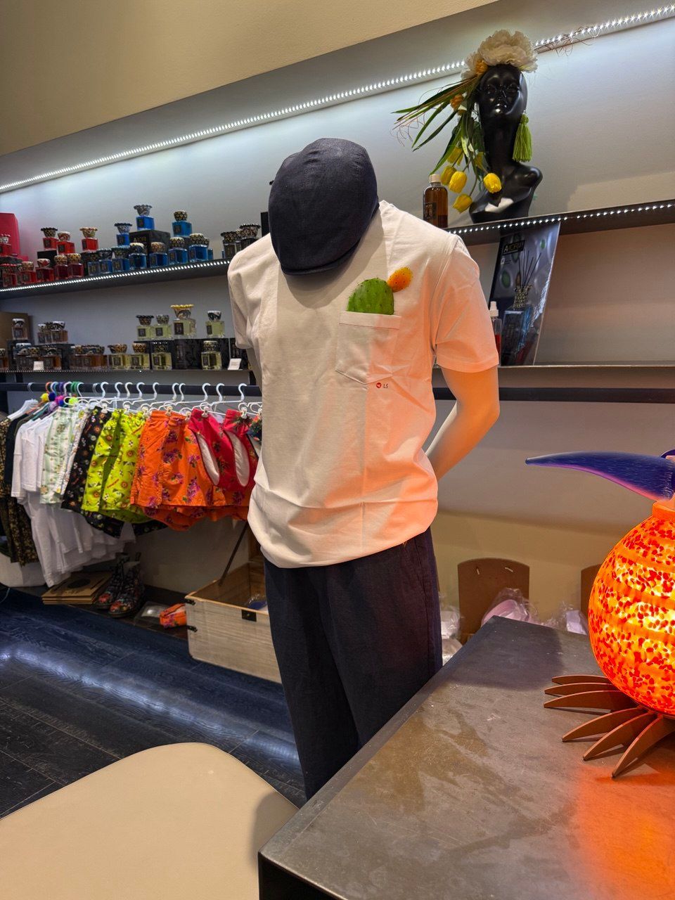 MAGLIETTA  , UOMO  , LE SICILIANE  , COPPOLA  , CENTOLINO  E PANTALACCIO  CENTOLINO 