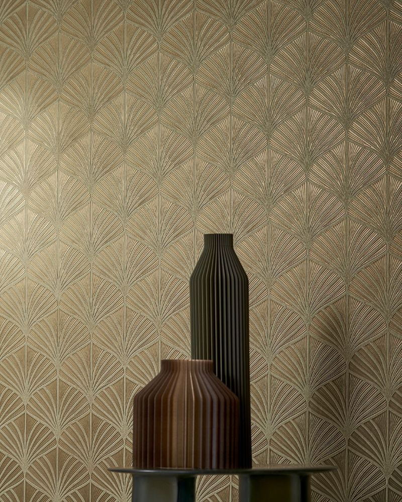 Une salle de bain avec un lavabo et une étagère avec des verres dessus.