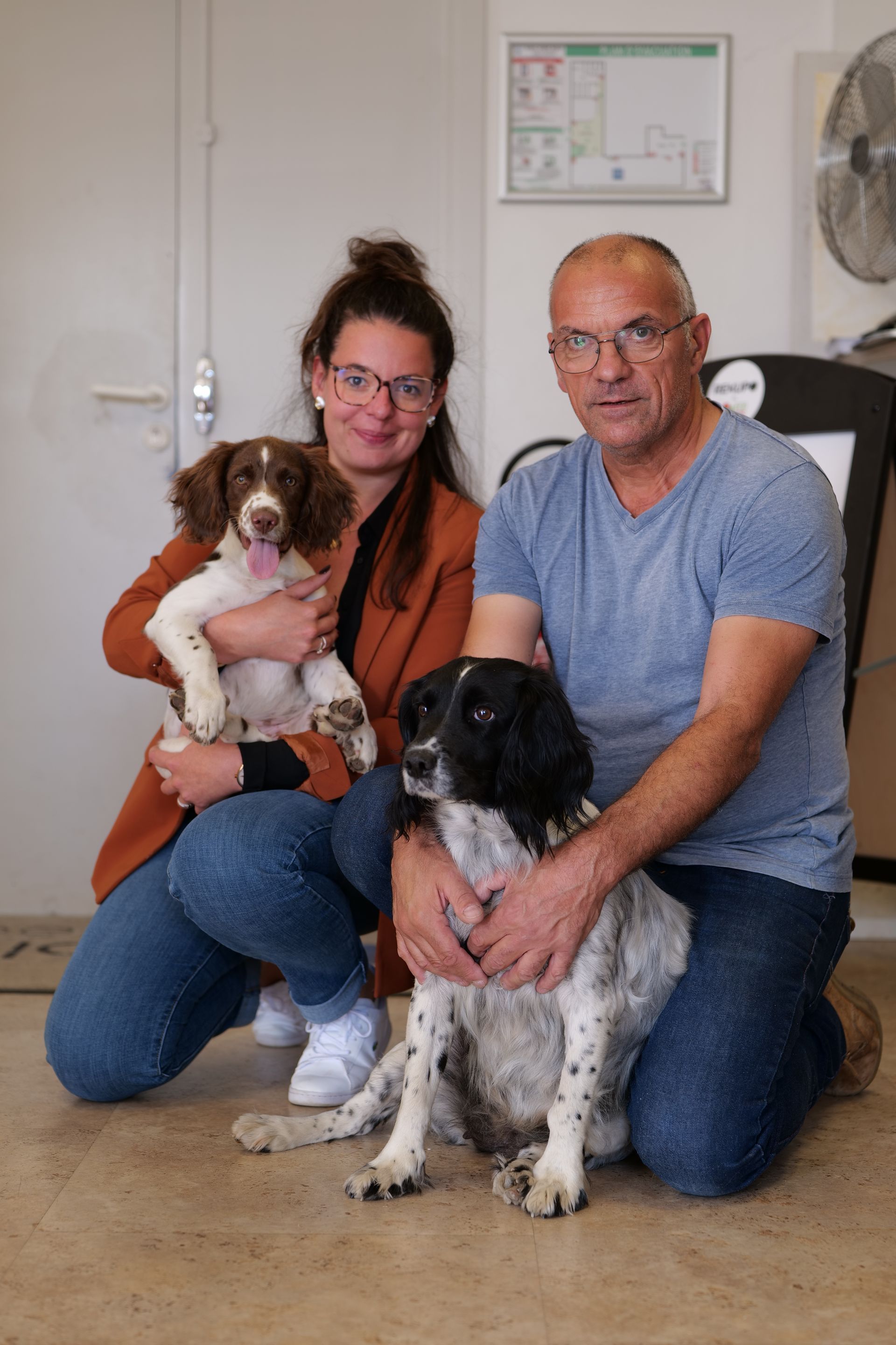 Un gros plan d'un morceau de tissu sur une table.