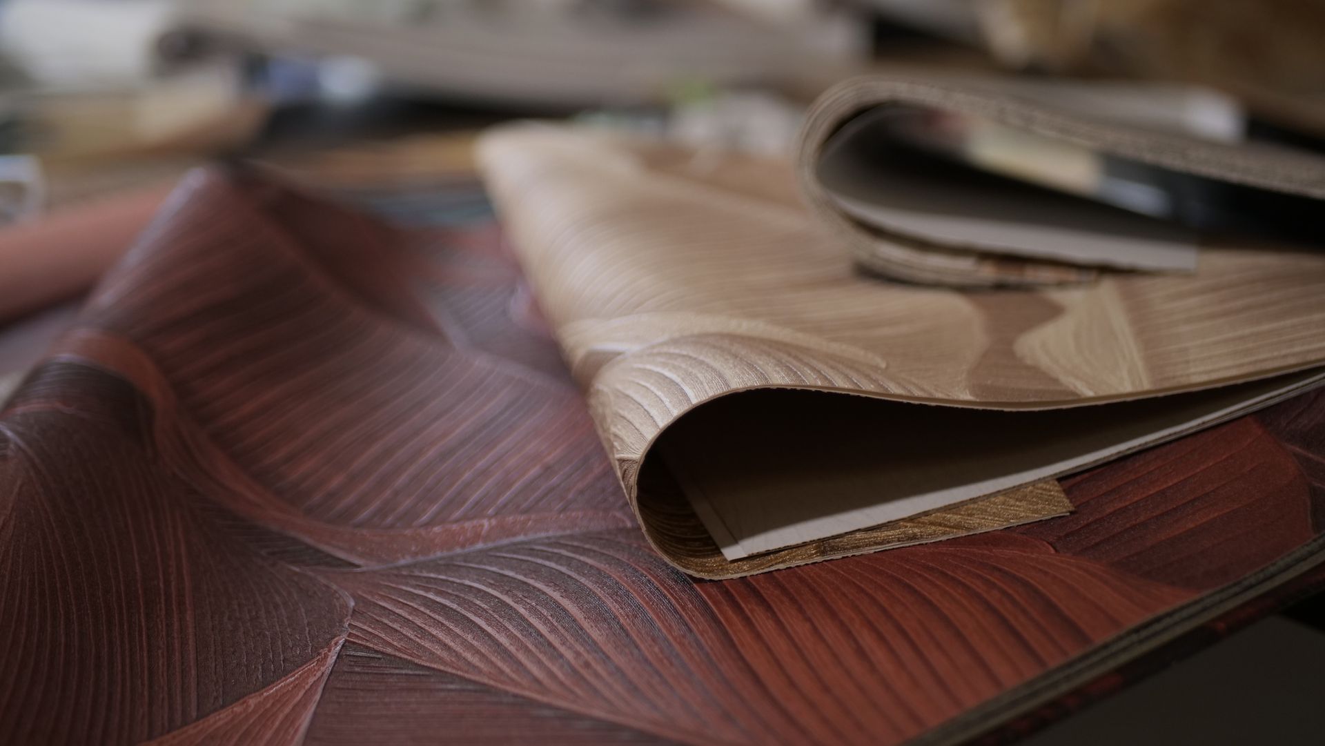 Un gros plan d'un morceau de tissu sur une table.