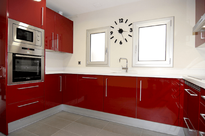 cucina in legno laccato rosso