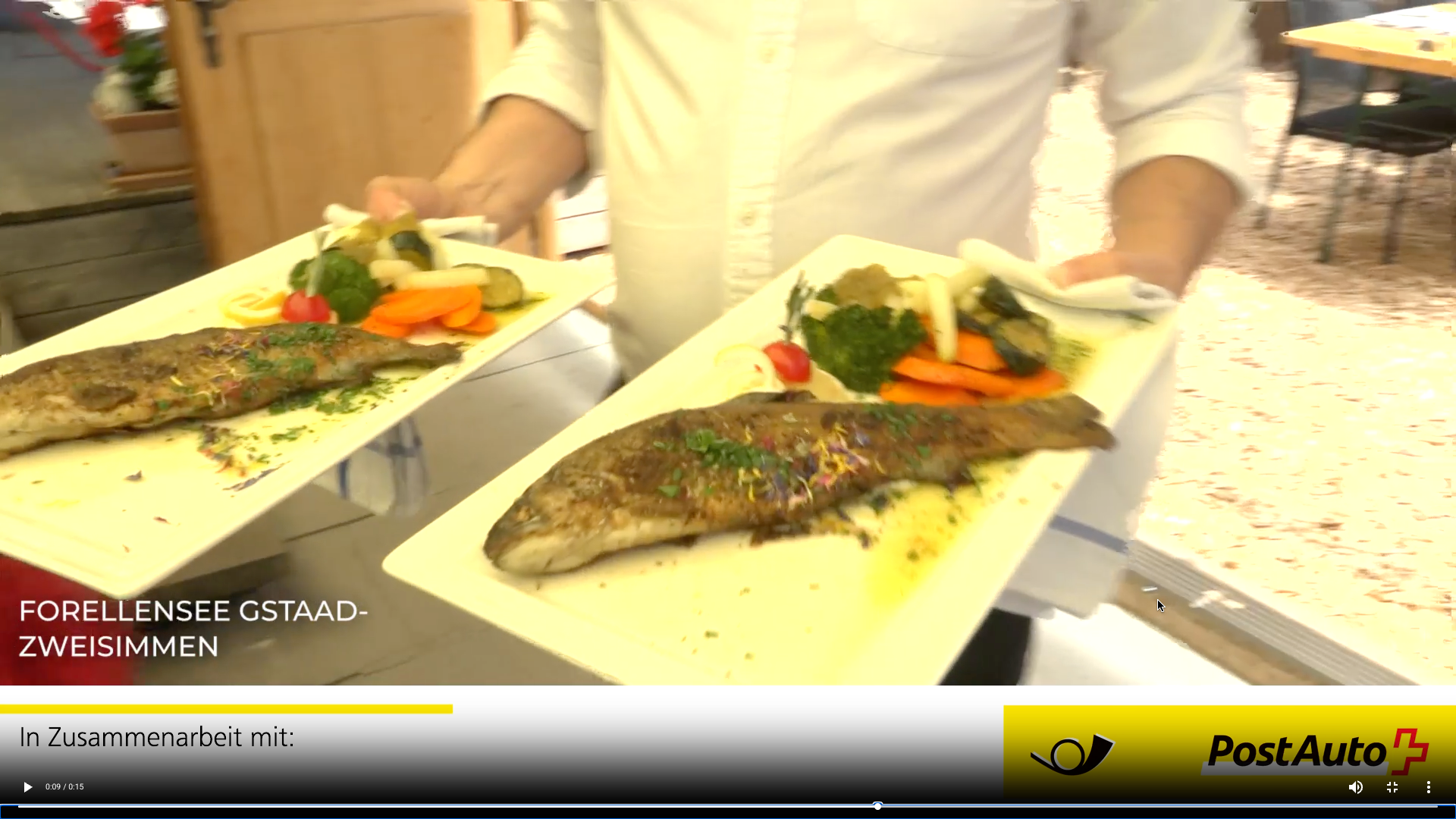 Ein Kellner serviert 2 Platten mit Fisch