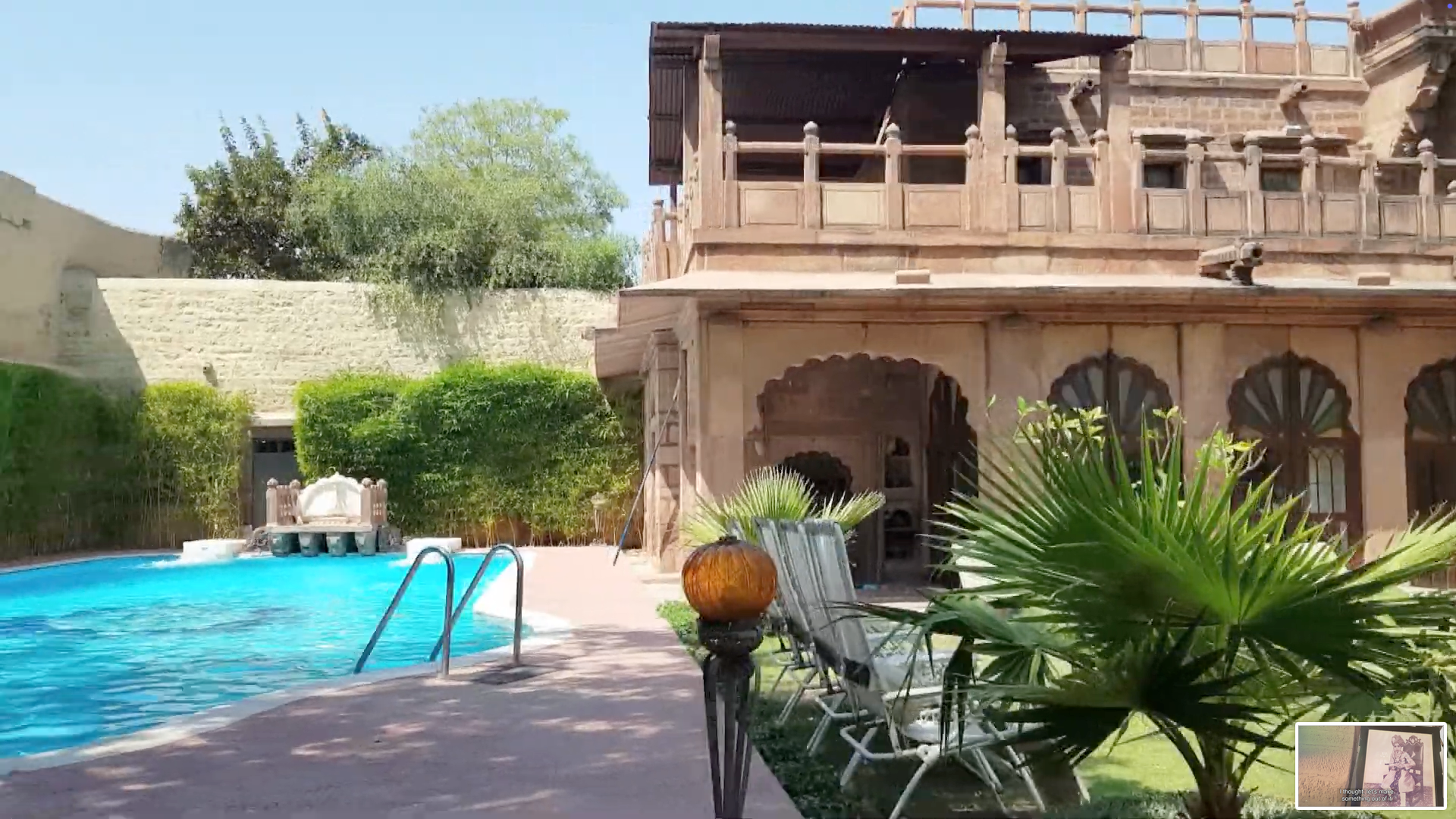 Ein Gebäude des Palasthotels Luni in Indien und Pool