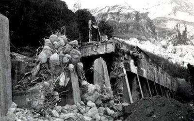 Movimento terra in bianco e nero