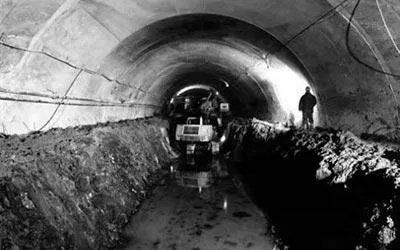 Movimento terra in bianco e nero