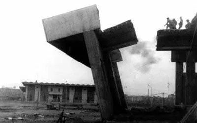 Movimento terra in bianco e nero