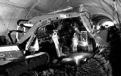 Movimento terra in bianco e nero