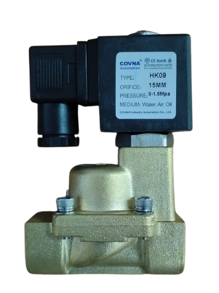 Primer plano de una electroválvula de latón con bobina negra y etiqueta sobre un fondo liso.
