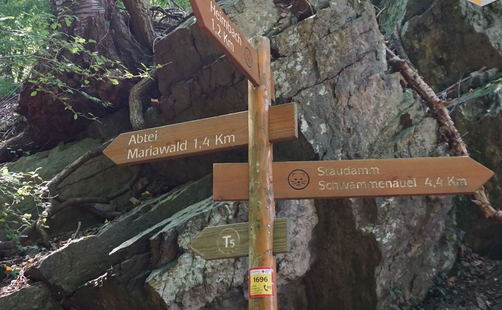 Wegweiser zur Abtei Mariawald, Eifel