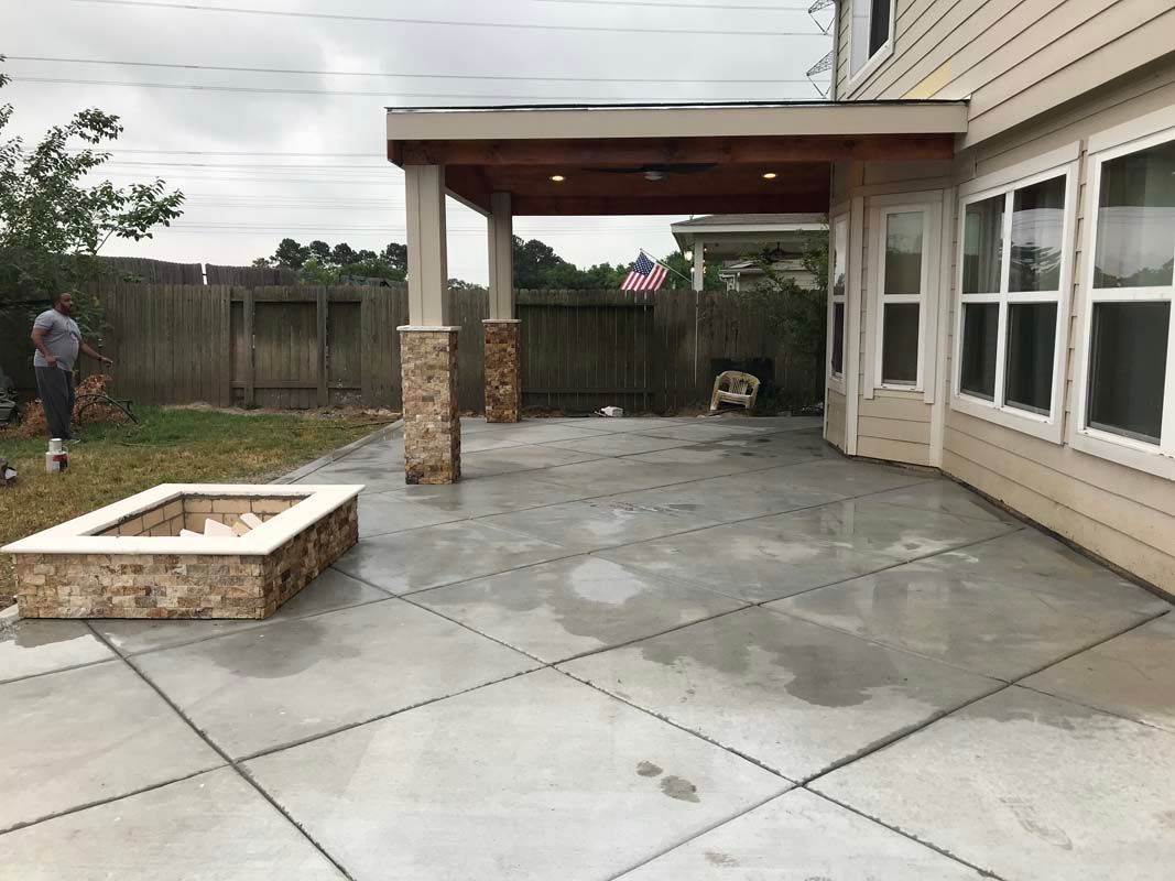 There is a fire pit in the backyard of a house.