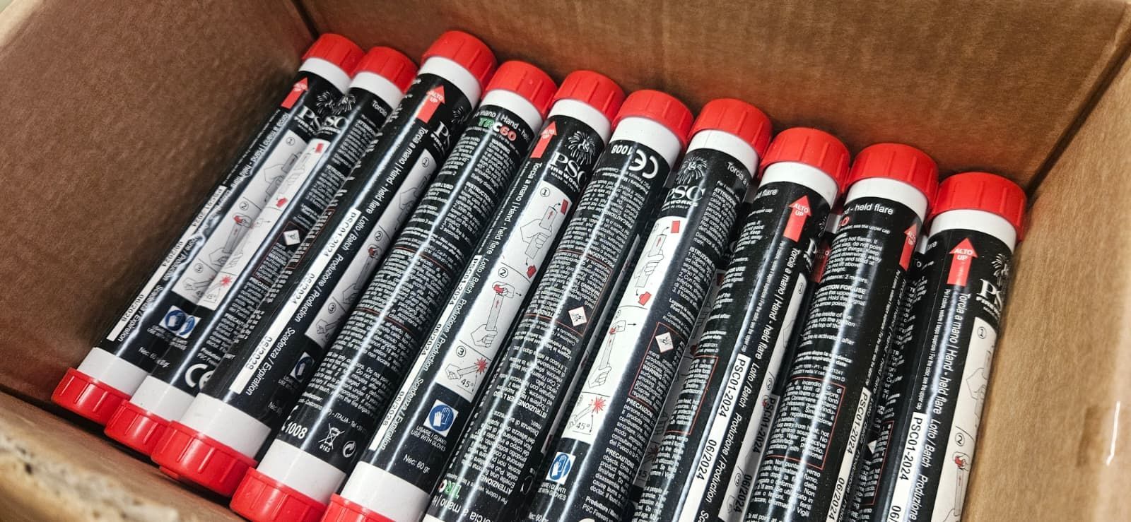 Scatola di razzi rossi e neri.