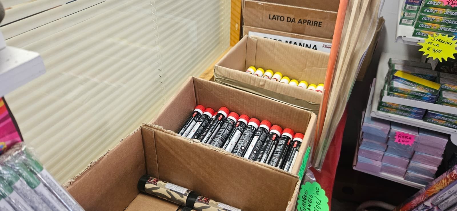 Scatoloni di cartone pieni di oggetti, forse anche razzi di segnalazione.