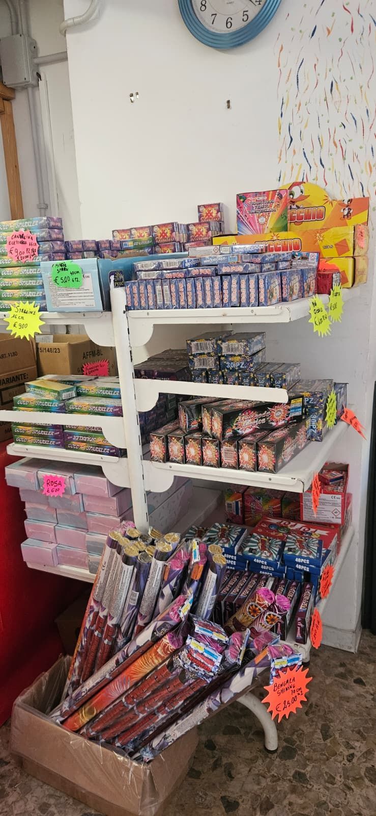 Scaffali pieni di fuochi d'artificio in vendita in un negozio.