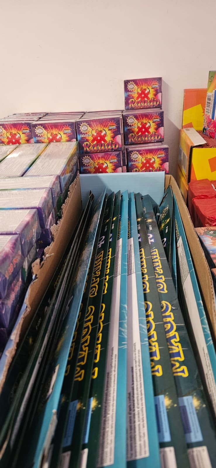 Un'esposizione di fuochi d'artificio e petardi in un negozio. Alcune scatole sono impilate, altre sono in una scatola.