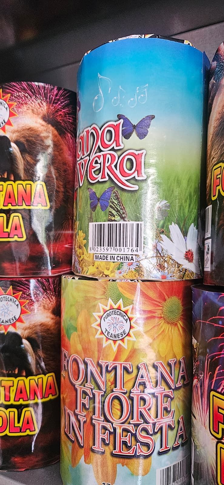 Fuochi d'artificio con etichette colorate. Due con l'etichetta 