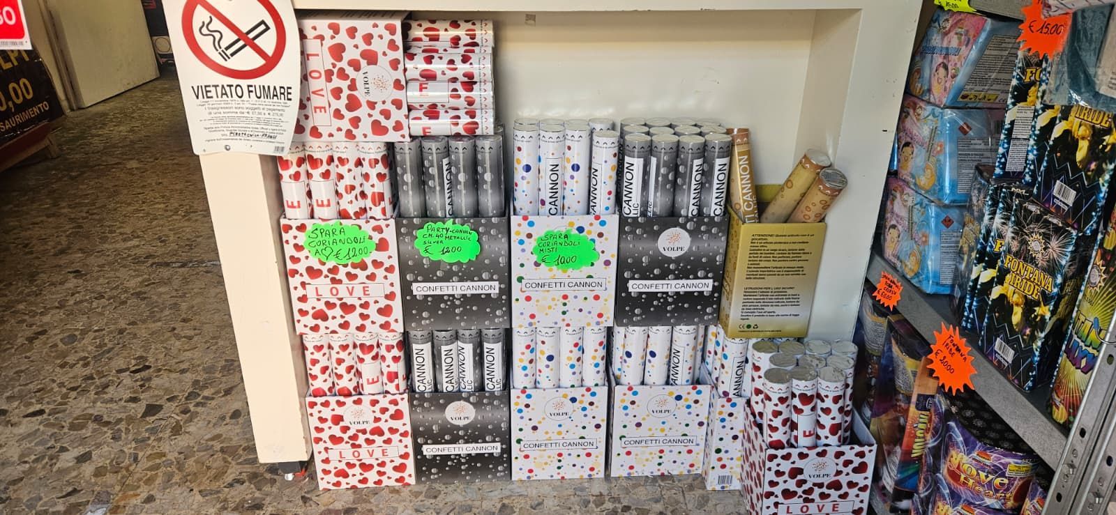 Scaffali pieni di fuochi d'artificio e un cartello con scritto 