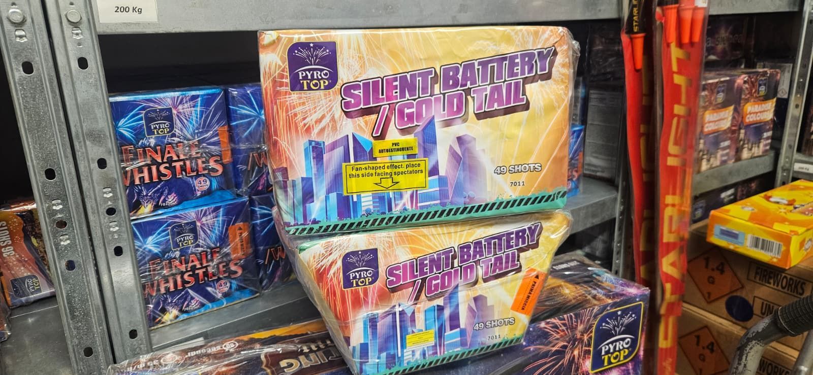 Scaffali pieni di fuochi d'artificio. Sono visibili scatole di 