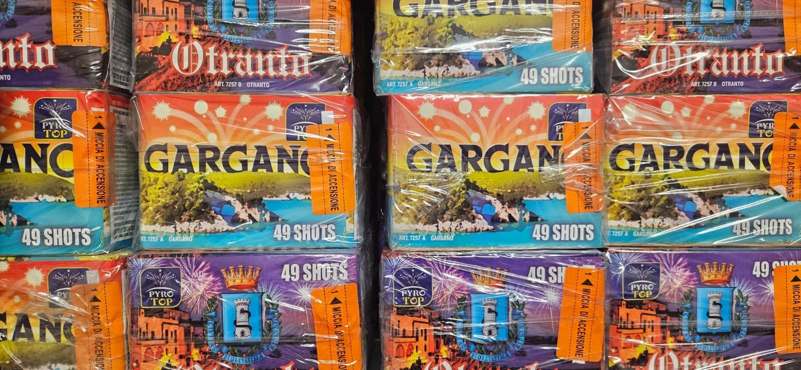 Scatole di fuochi d'artificio, impilate, con la scritta 