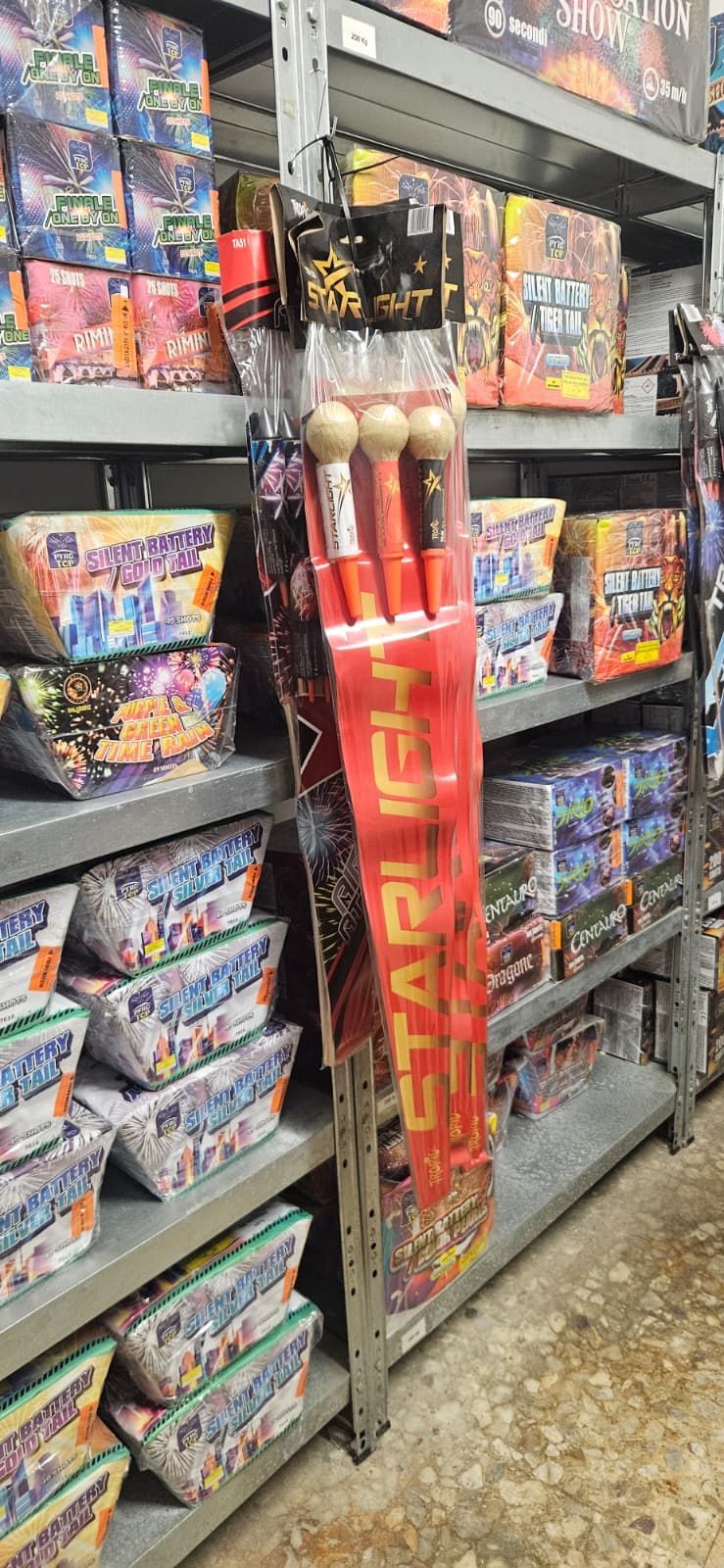 Scaffali di fuochi d'artificio in un negozio, con fuochi d'artificio con torcia 