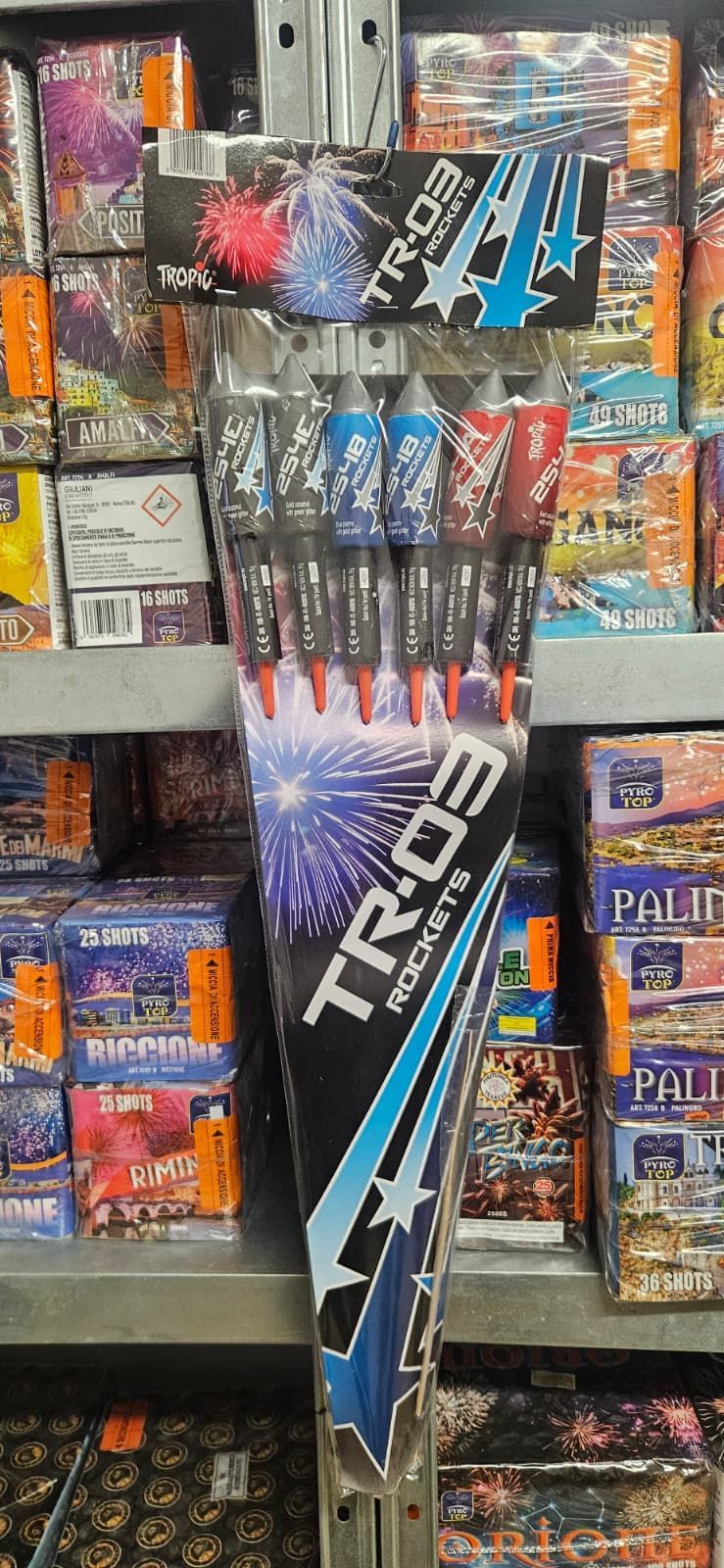 Un pacchetto di razzi TR-03 in vendita, sullo scaffale di un negozio insieme ad altri fuochi d'artificio.