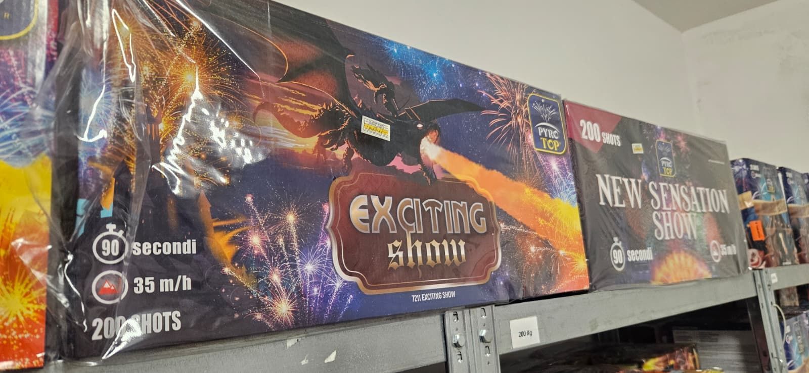 Scatole di fuochi d'artificio su uno scaffale, con le scritte 