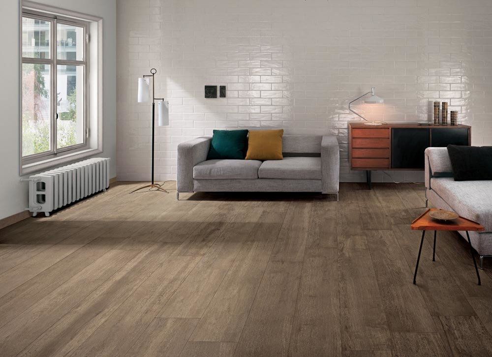 casa minimal con parquet in legno scuro