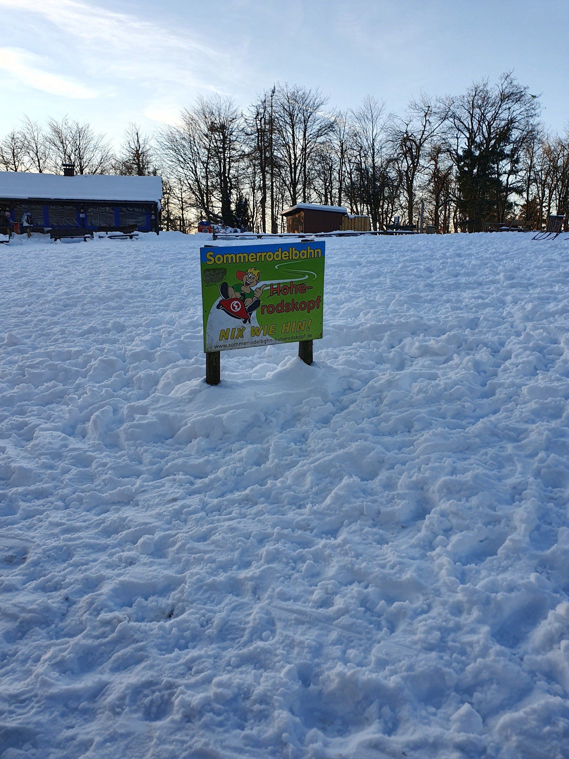 Ein schneebedecktes Feld mit einem Schild mit der Aufschrift