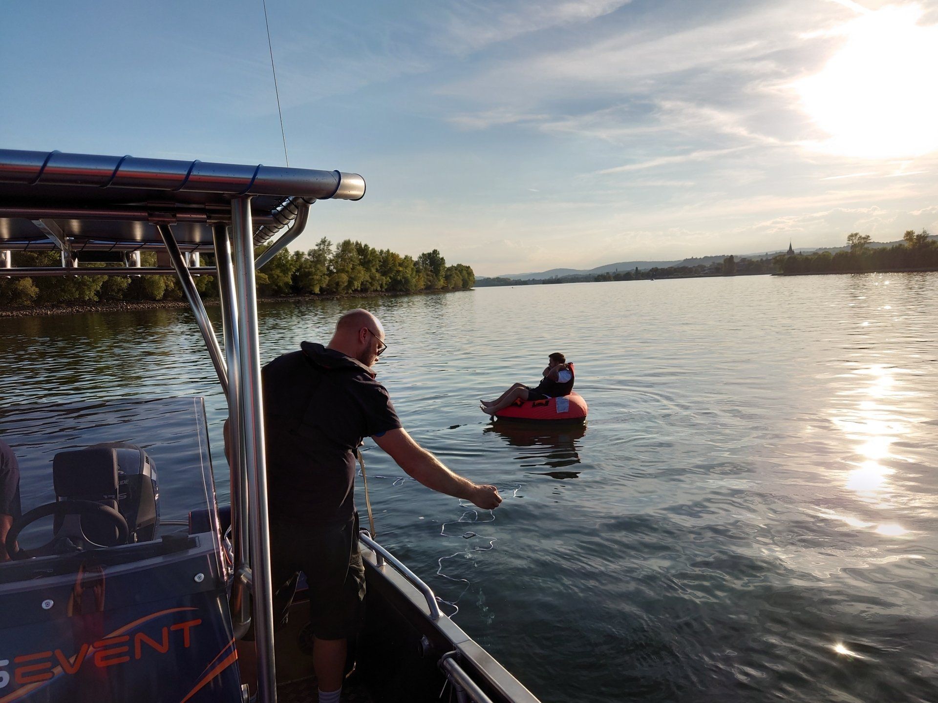 Ein Mann in einem Boot mit dem Wort „Event“ auf der Seite