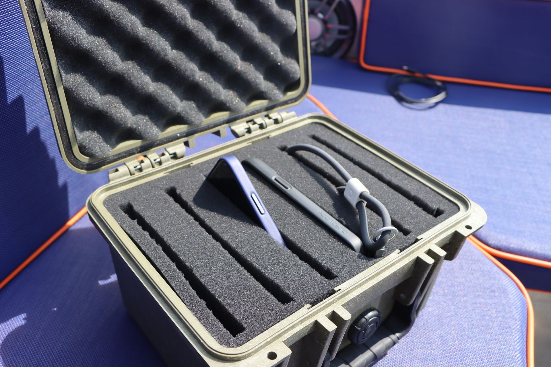 Ein Pelikan-Koffer mit einem Handy darin