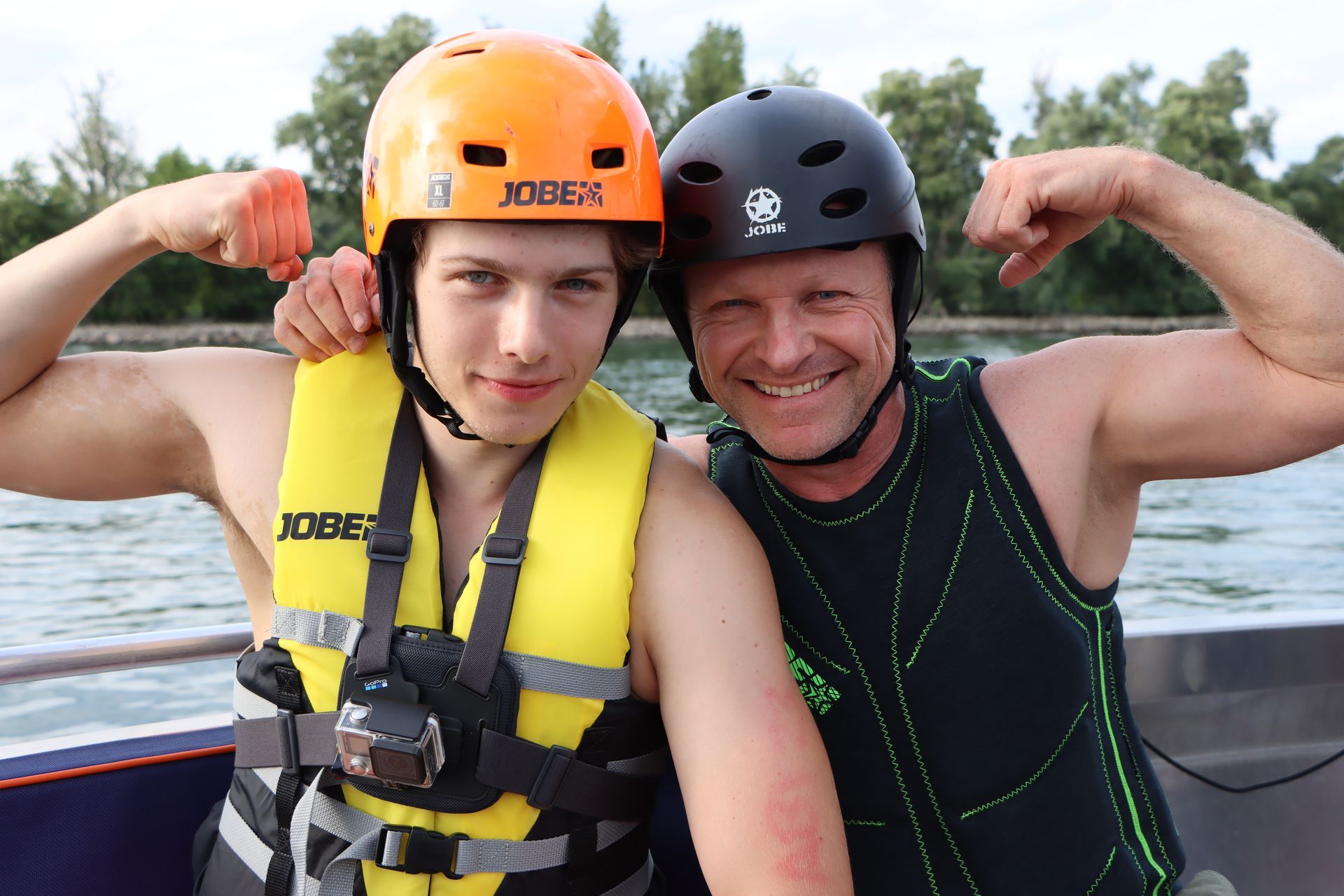 Ein Mann und ein Junge posieren für ein Foto und der Junge trägt einen Jobe-Helm