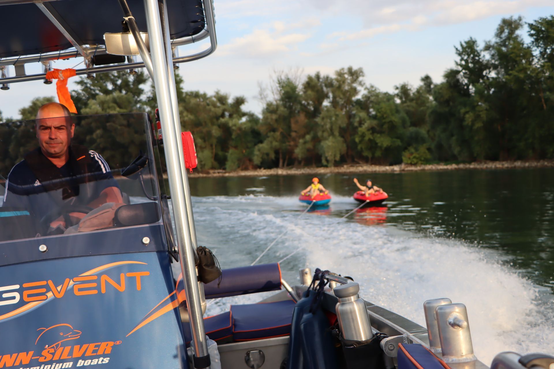 Ein Mann, der ein Boot steuert, auf dessen Seite das Wort „Event“ steht
