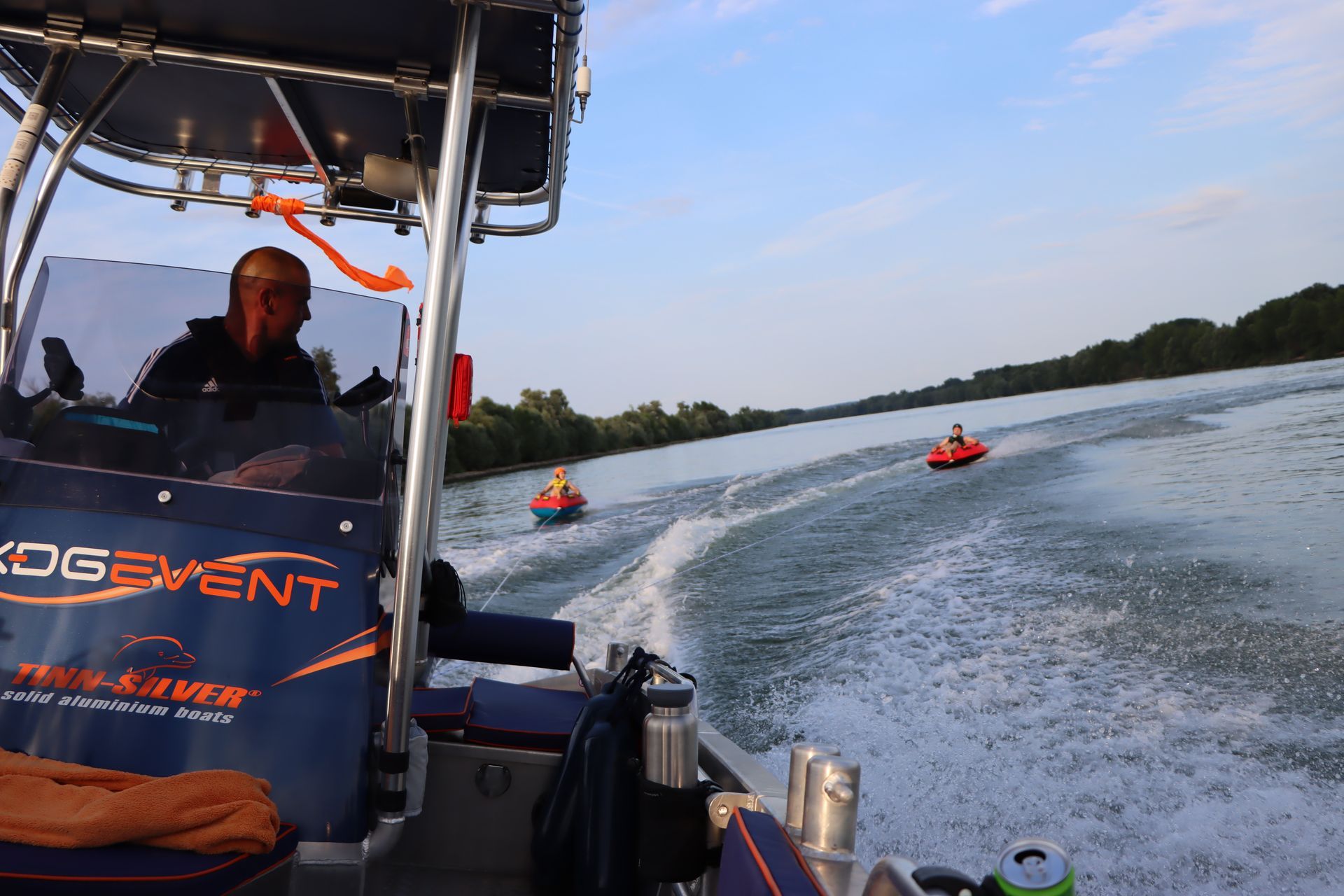 Ein Boot mit dem Wort dg event auf der Seite