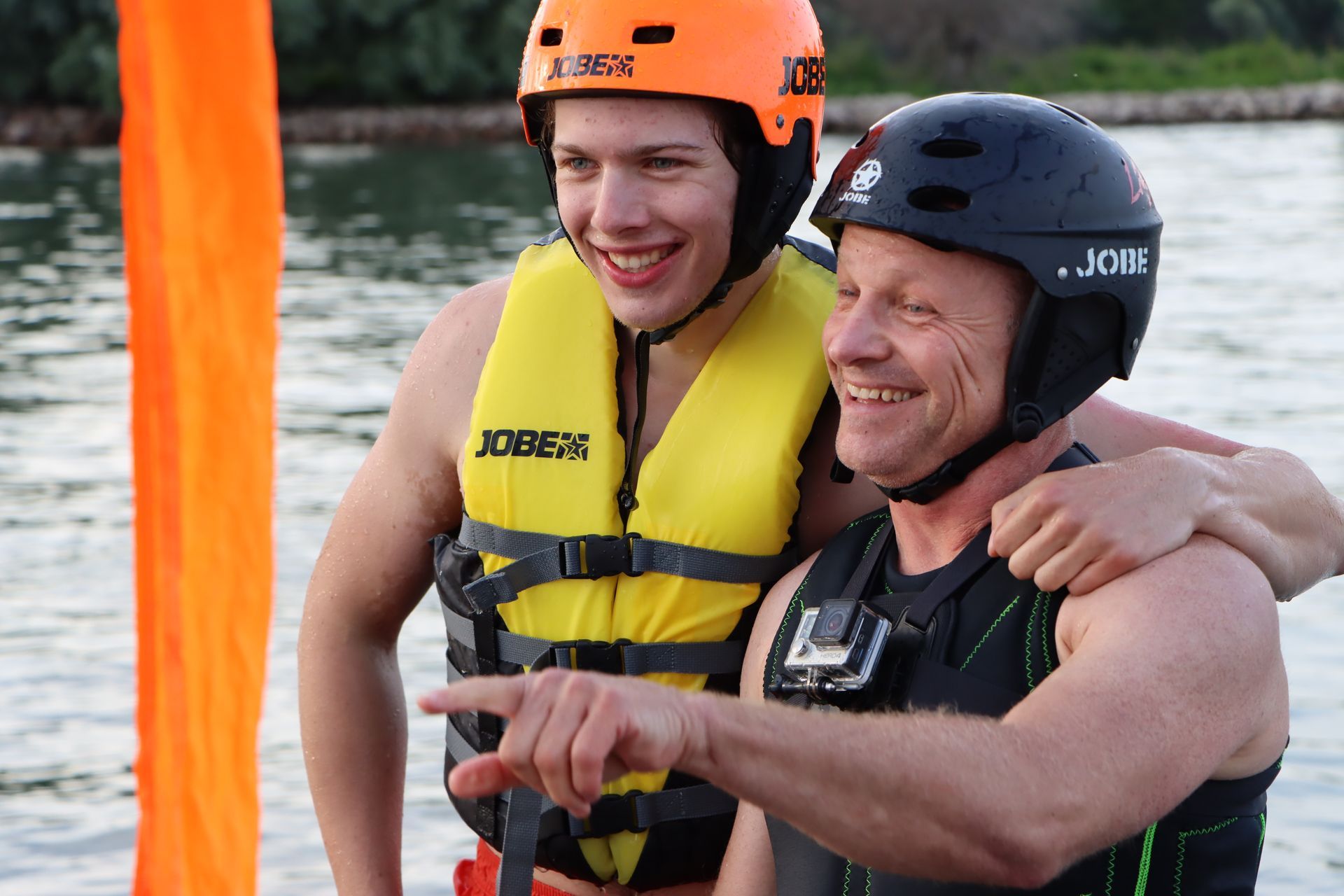 Ein Mann, der einen schwarzen Helm mit dem Wort „Ice“ darauf trägt