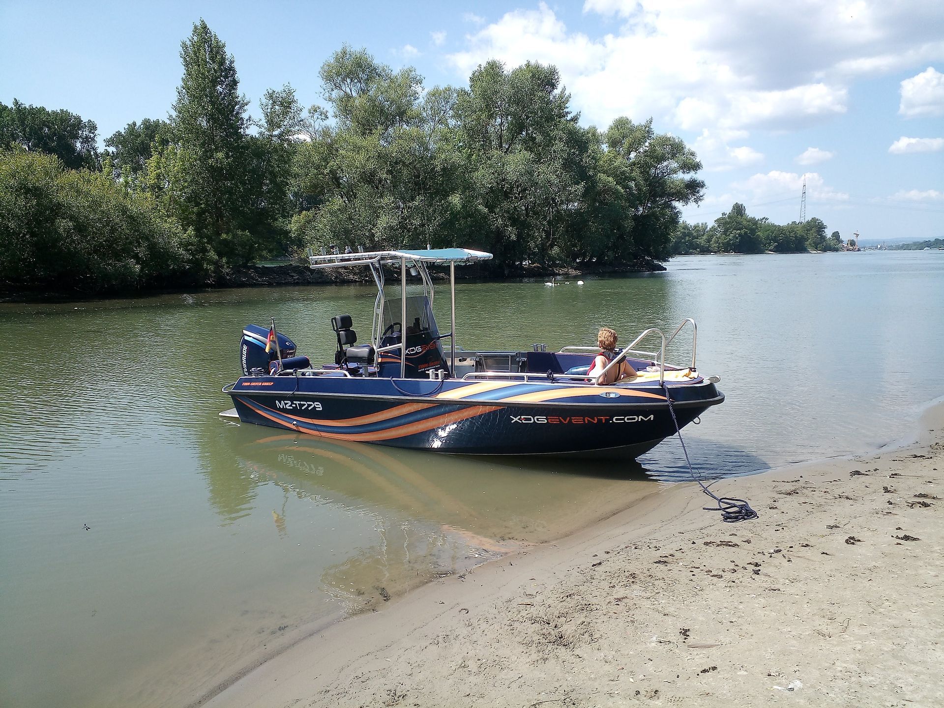 Ein Boot liegt am Ufer eines Gewässers
