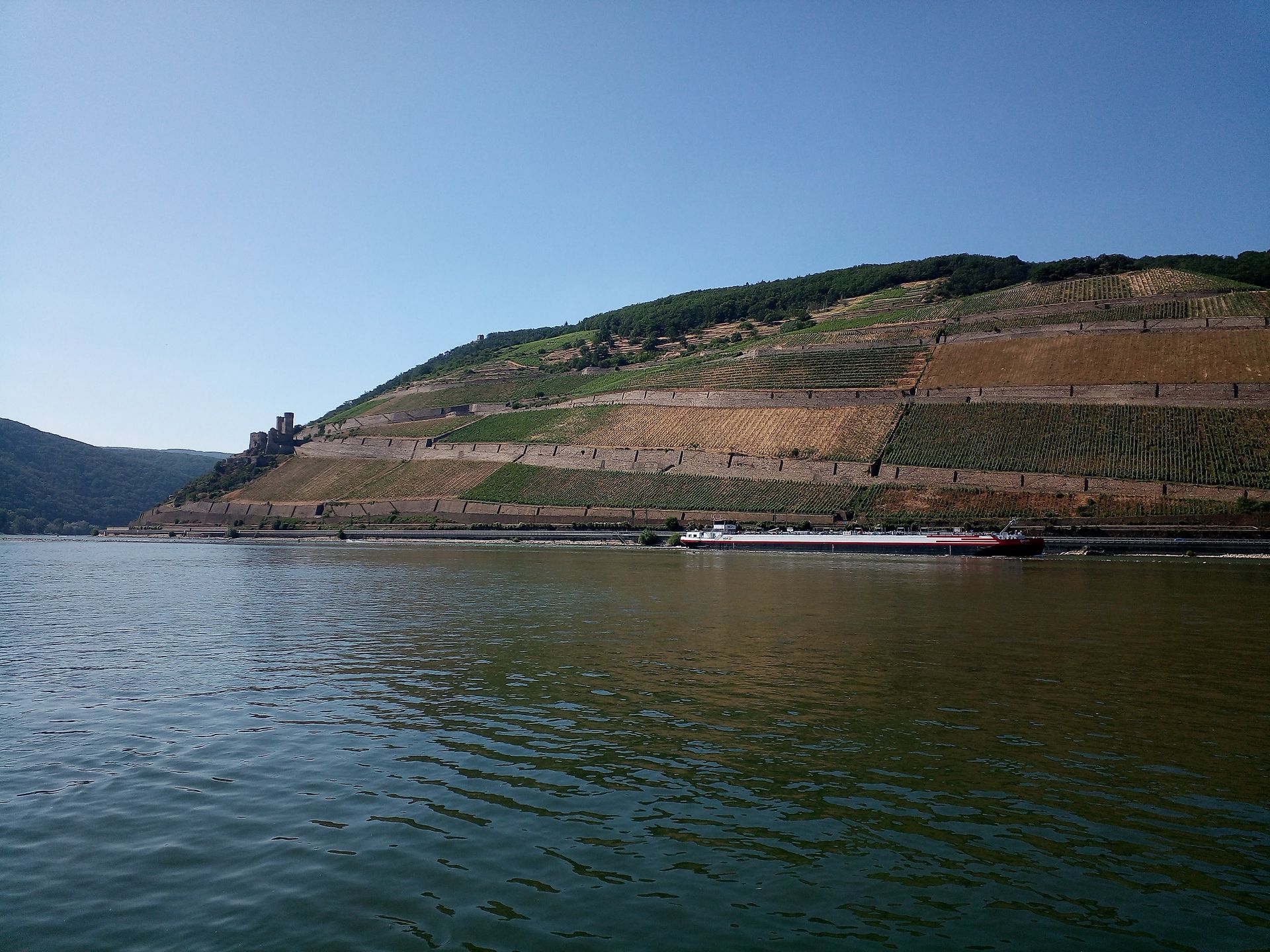 Ein großes Gewässer mit einem Berg im Hintergrund