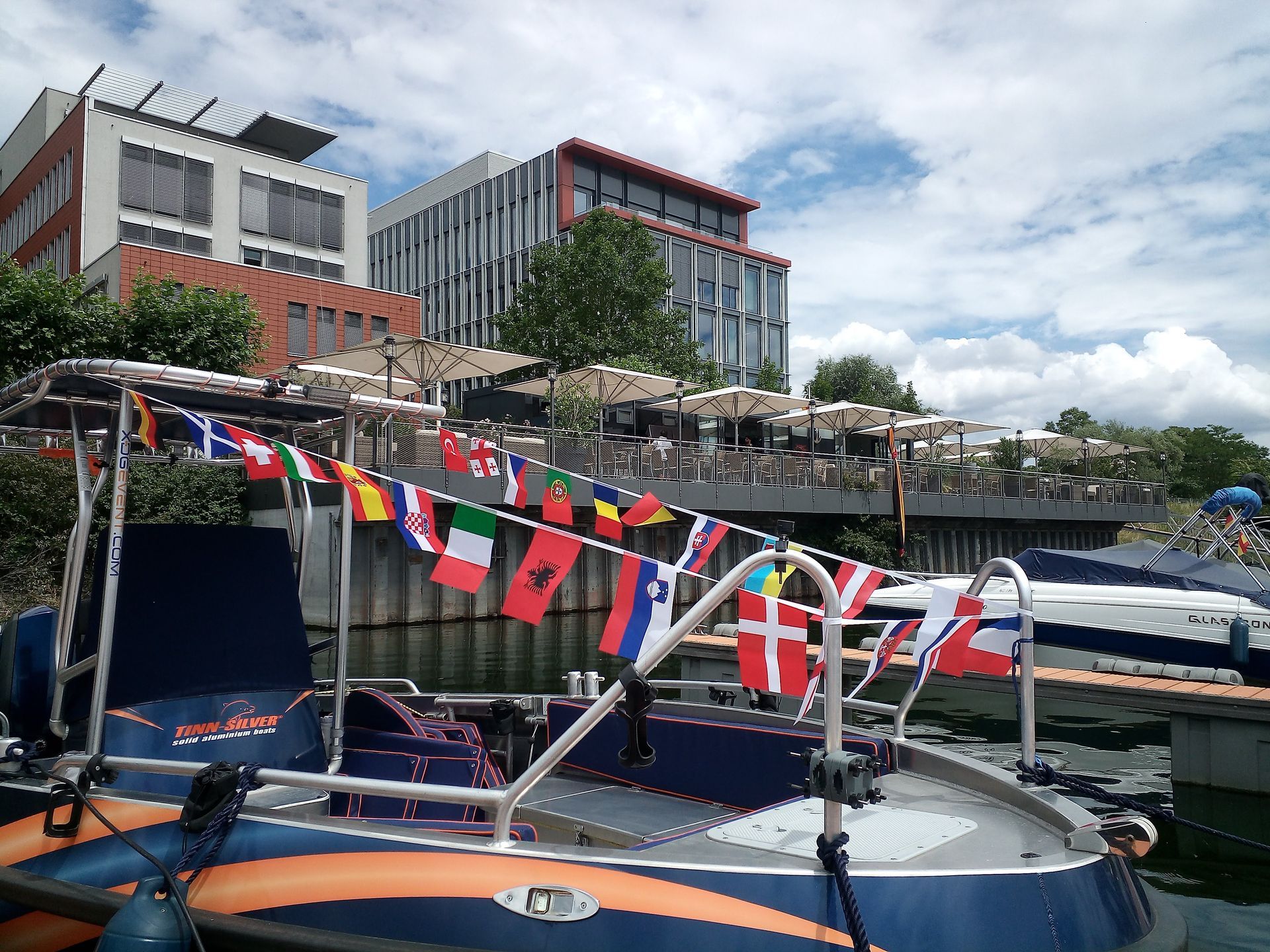 Ein Boot mit Flaggen, die oben daran hängen