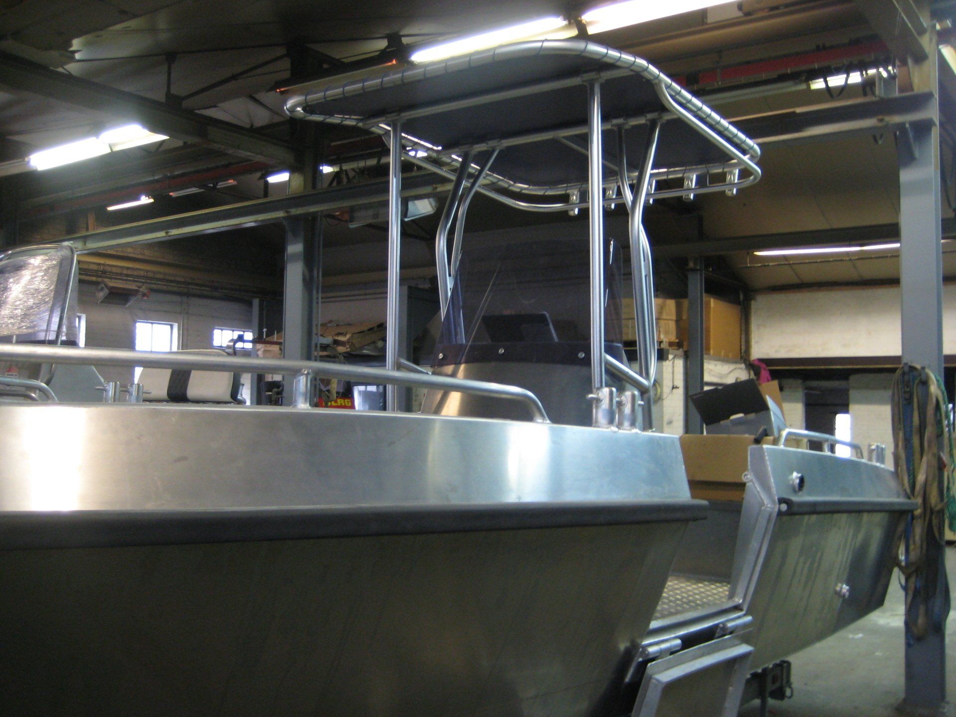 Ein silbernes Boot mit einem Baldachin darauf