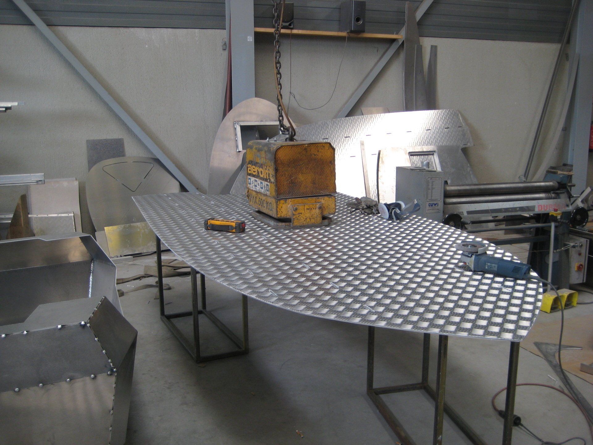 Ein großes Stück Metall liegt auf einem Tisch