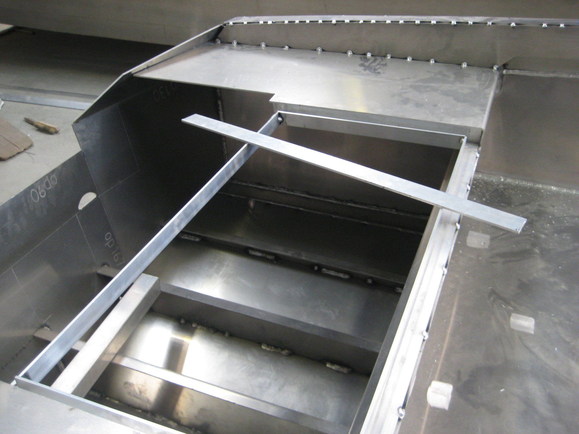 Eine Edelstahltreppe mit Metallgeländer