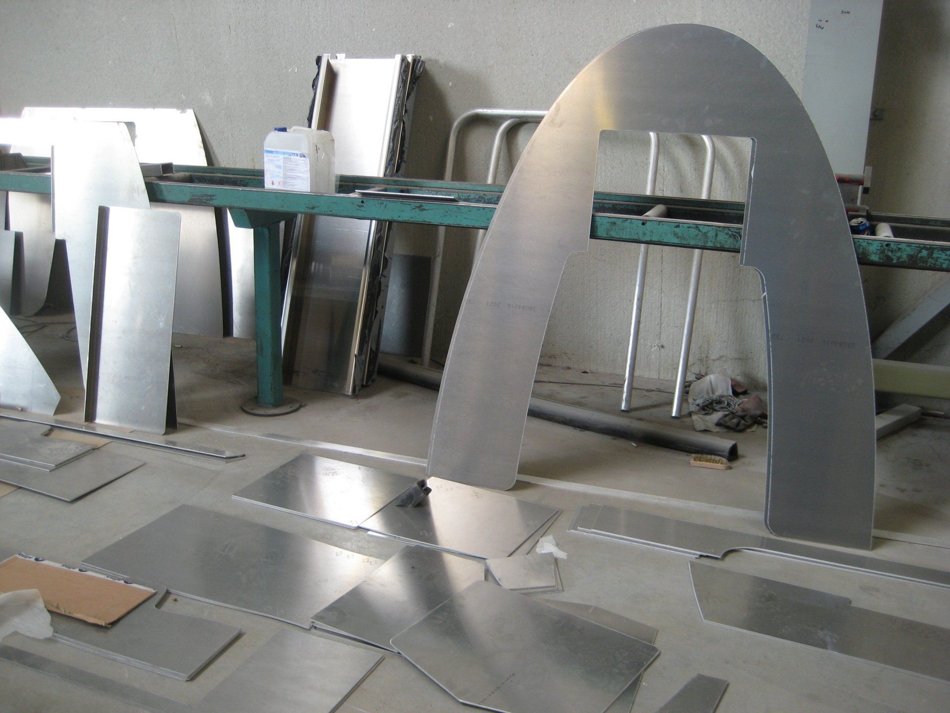 Ein Haufen Metallteile liegen auf dem Boden