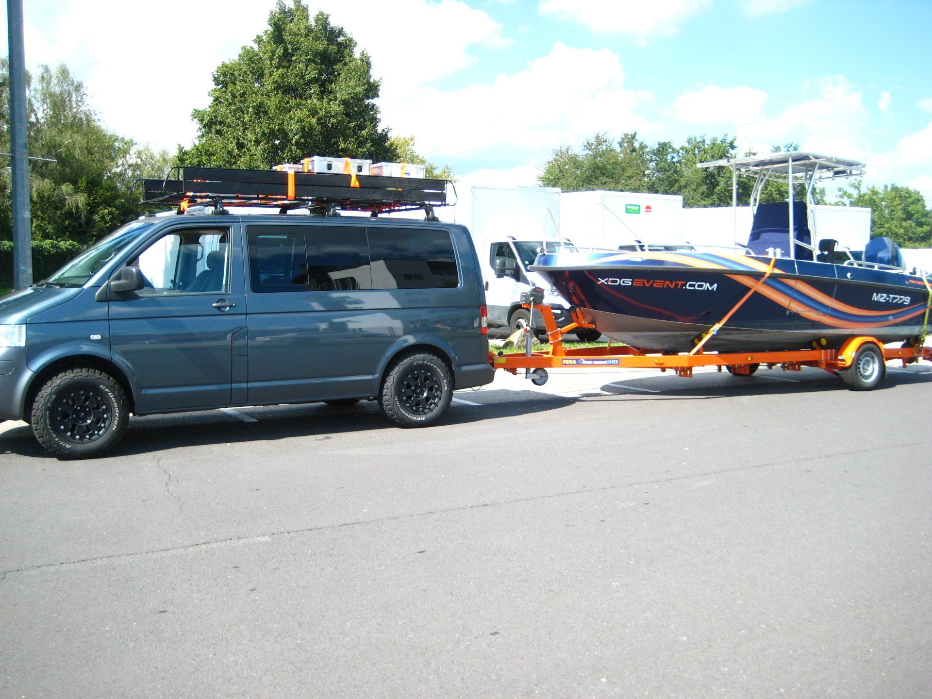 Ein Lieferwagen zieht ein Boot auf einem Anhänger