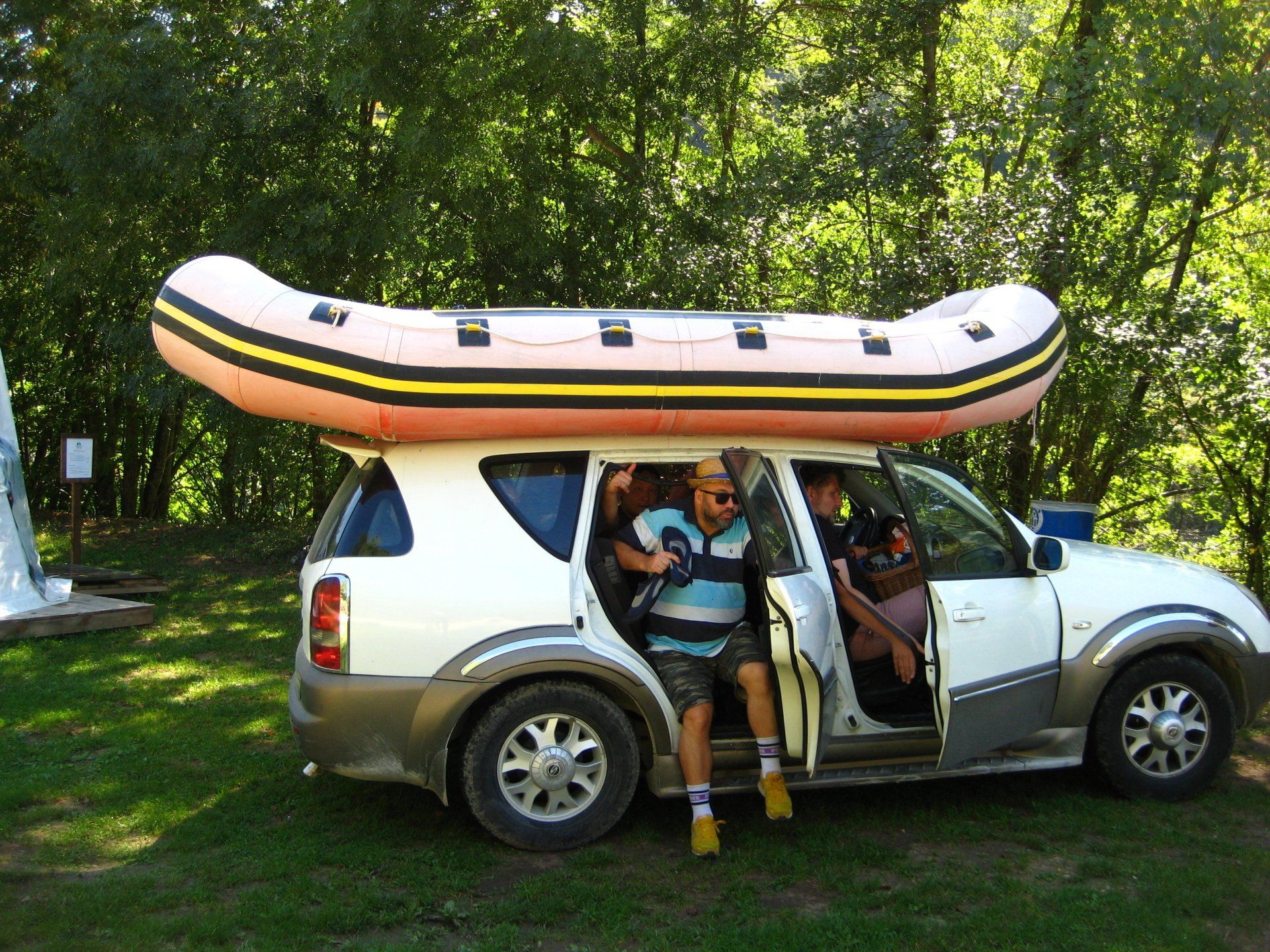 Ein weißer Geländewagen mit einem Floß darauf