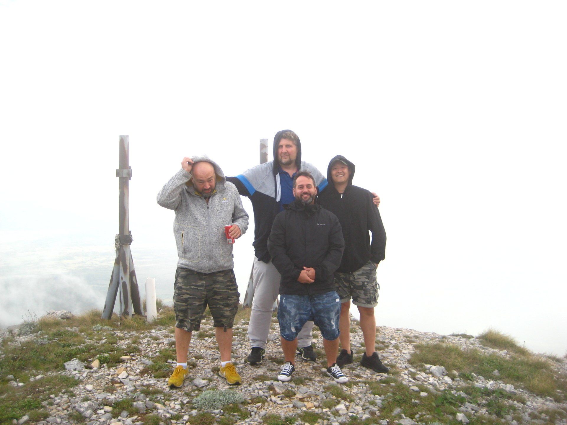 Eine Gruppe von Männern posiert für ein Foto auf einem Hügel