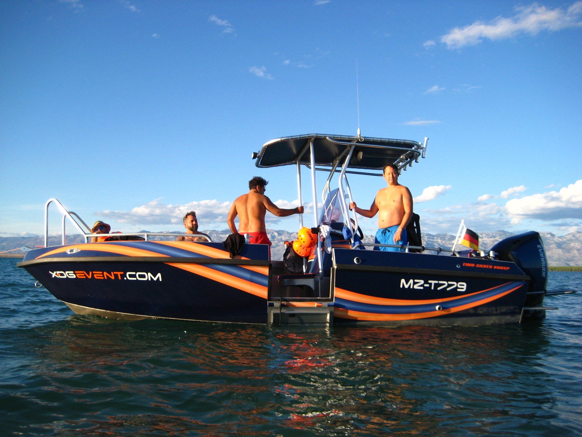 Ein Boot mit den Buchstaben m2 darauf