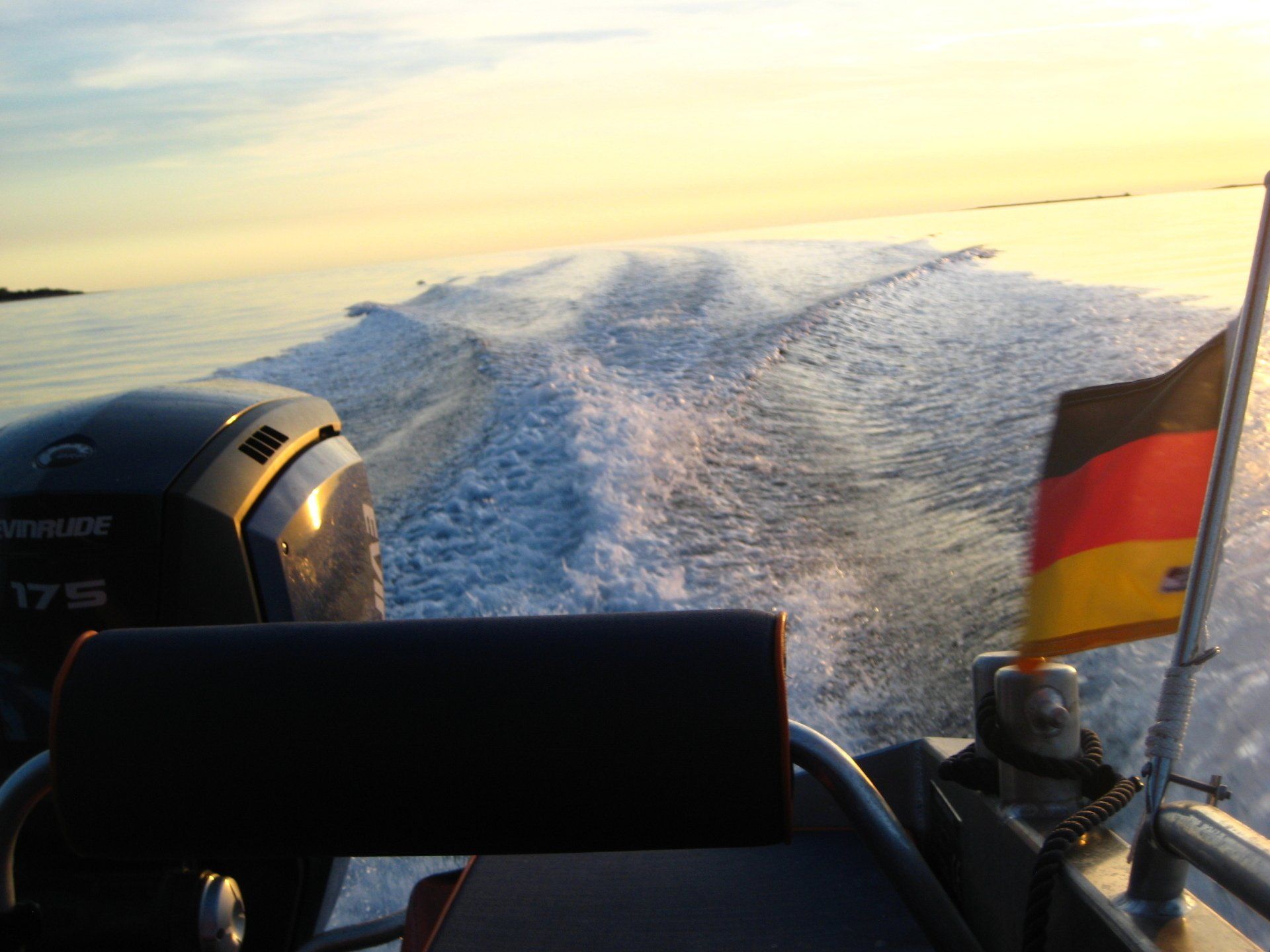 Ein Boot mit der Nummer 175 an der Seite