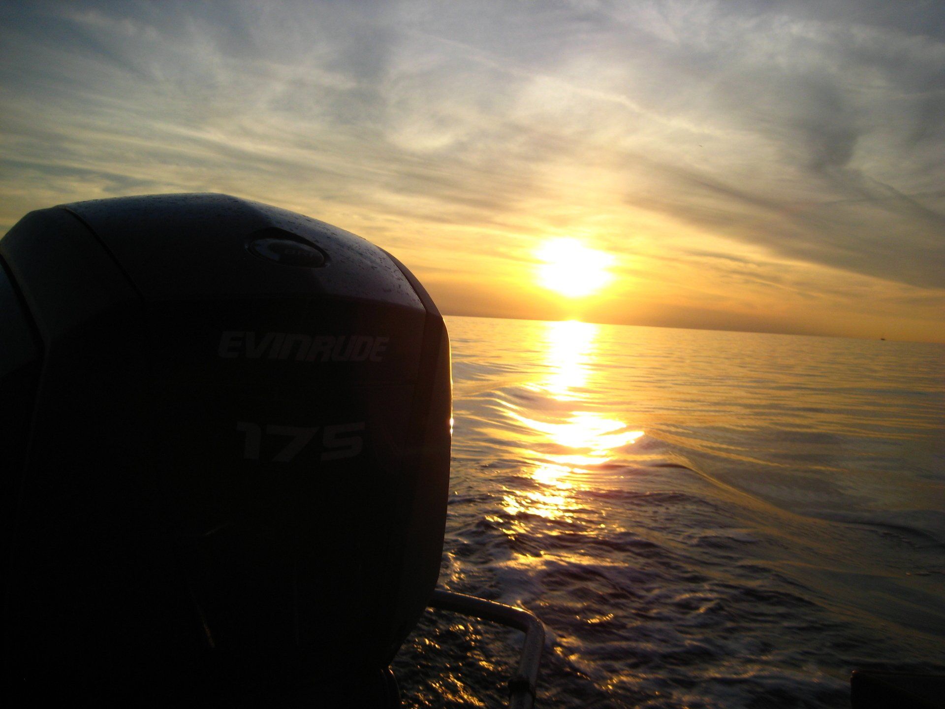 Die Sonne geht hinter einem Yamaha 175 Außenbordmotor unter